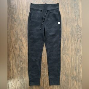 Vuori Women's High Waisted Daily Leggings Joggers Black Camo